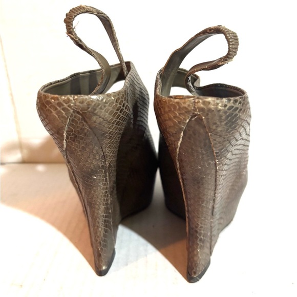 Alice & Olivia wedge sandal delilah pale beige snakeskin size 39 minor marks - Picture 2 of 8